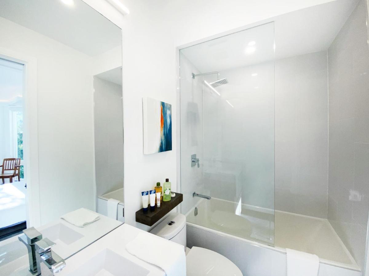 Elegant Downtown Home Toronto Room photo